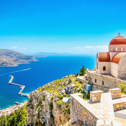 Kerk aan zee op corfu, griekenland