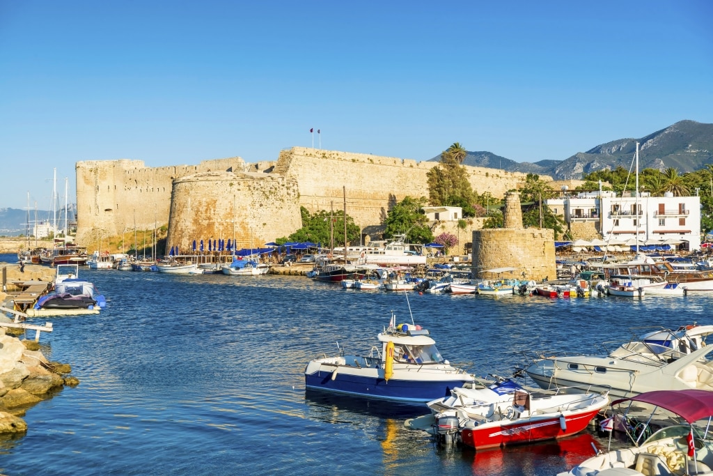 Haven van Kyrenia met kasteel op Cyprus