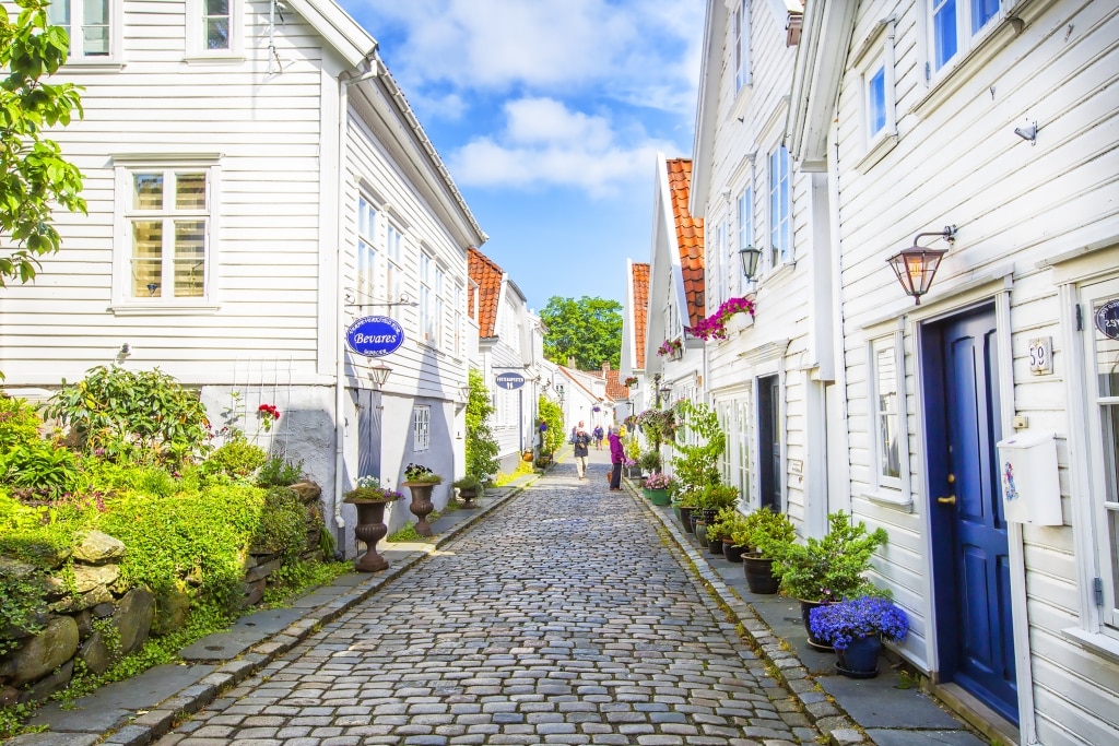 Straat met witte houten huizen in Gamle Stavanger, Noorwegen