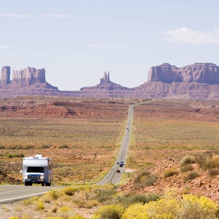 Camper rijdend bij Monument Valley, Verenigde Staten