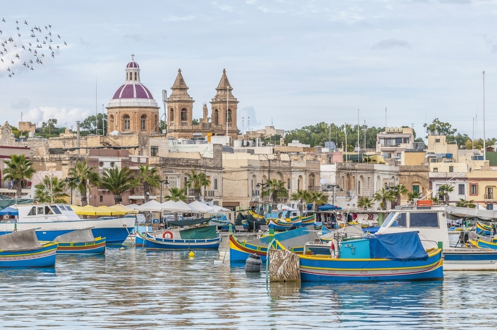 De haven van Marsaxlokk met gekleurde boten op Malta