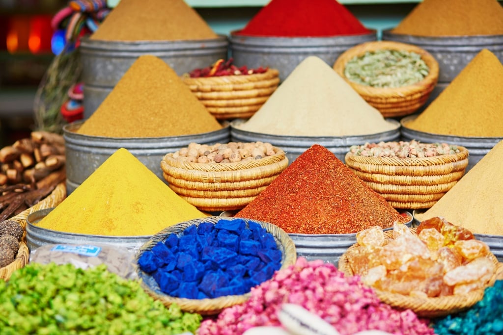 Kruiden en specerijen op een markt in Marrakech, Marokko