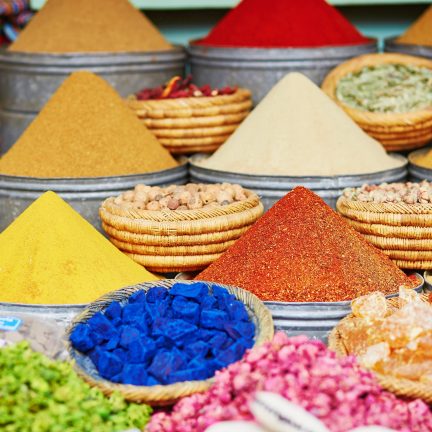 Kruiden en specerijen op een markt in marrakech, marokko