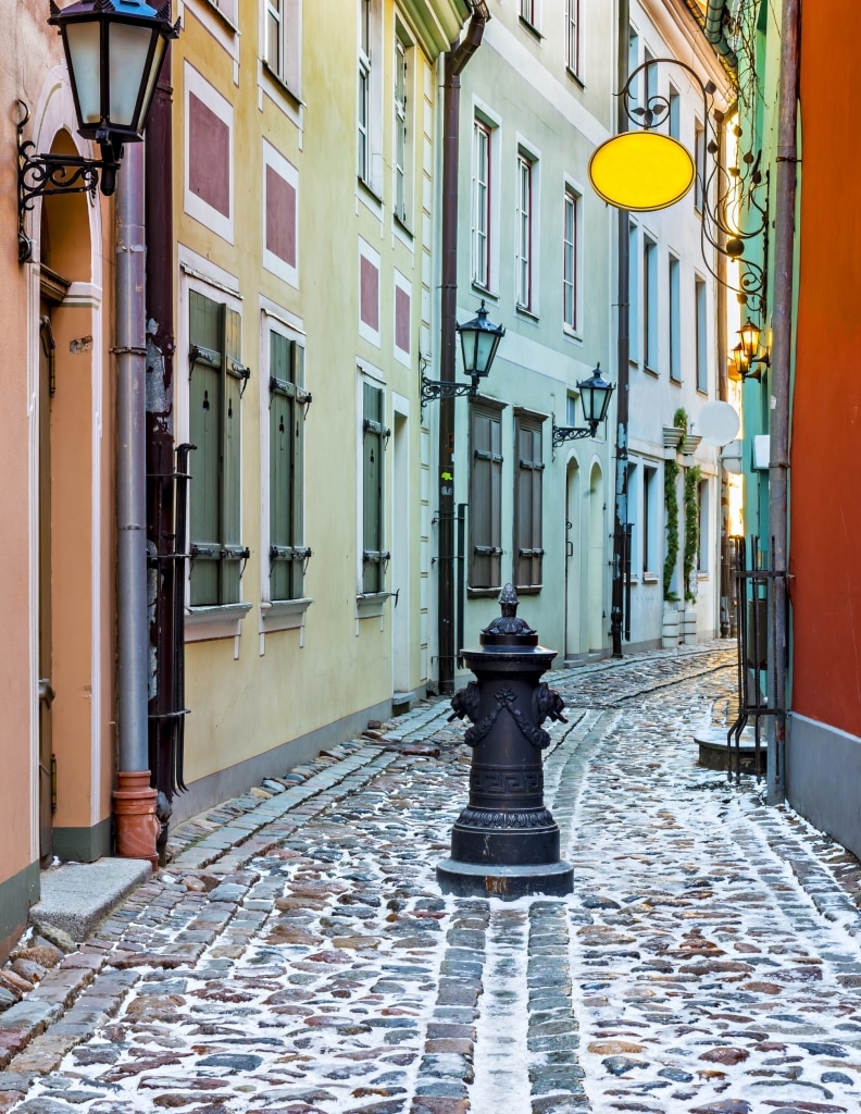Smalle middeleeuwse straat in Riga, Letland