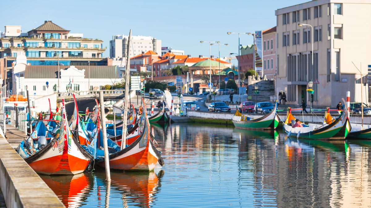 Moliceiro boten in de haven van Aveiro, Portugal