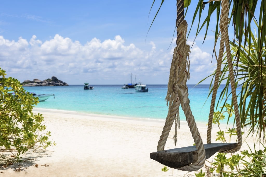 Schommelstoel aan het strand in Thailand