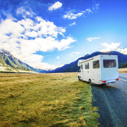Uitzicht op de bergen met een camper op de weg in nieuw-zeeland