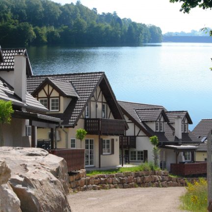 Uitzicht over het meer en de huisjes in Eifelpark Kronenburger See, Duitsland