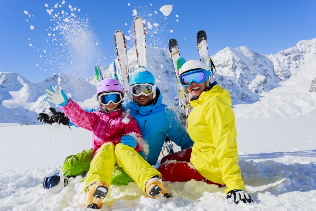 Familie geniet in de sneeuw van hun wintersport