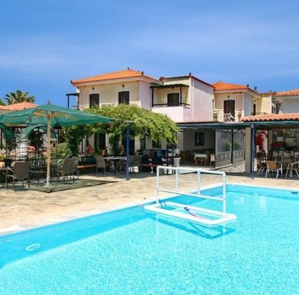 Zwembad van hotel Pela in Skala Kalloni, Lesbos, Griekenland