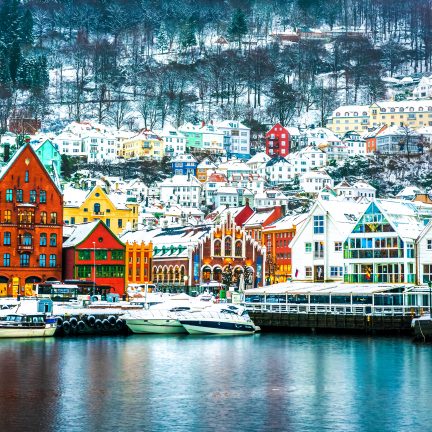 Huisjes in de sneeuw in bergen, noorwegen