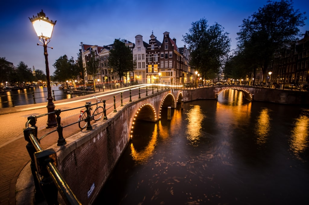 Keizersgracht met verlichte brug in Amsterdam, Noord-Holland