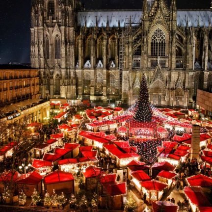 Verlichte kathedraal en kerstmarkt in keulen, duitsland