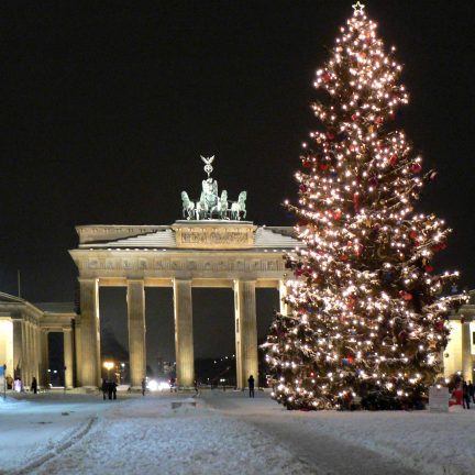 Kerstboom bij de brandenburger tor in berlijn, duitsland