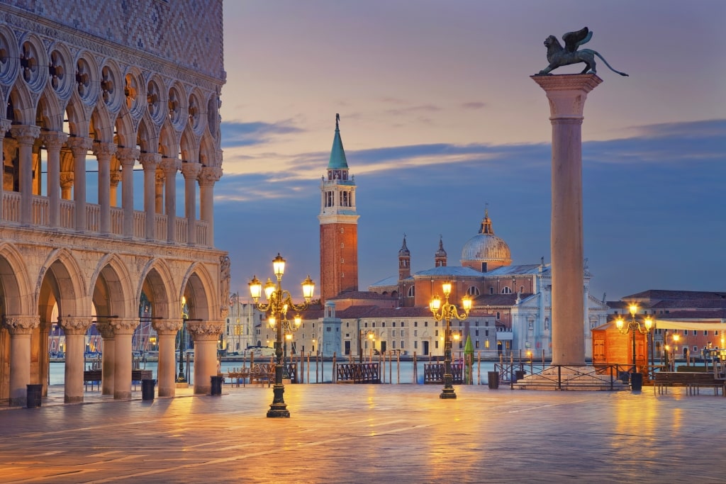 San Marco plein in de avond in Venetië, Italië