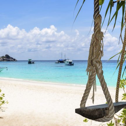 Schommel op het strand van phuket in thailand
