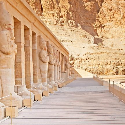 Standbeelden van de tempel van hatsjepsoet in luxor, egypte