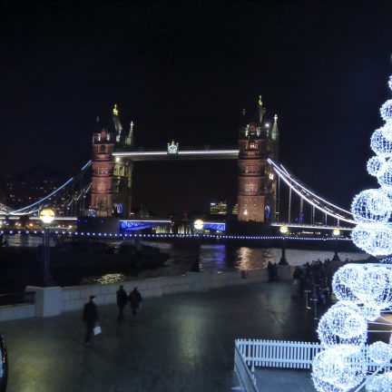 Tower bridge in de avond met een kerstboom in londen, engeland