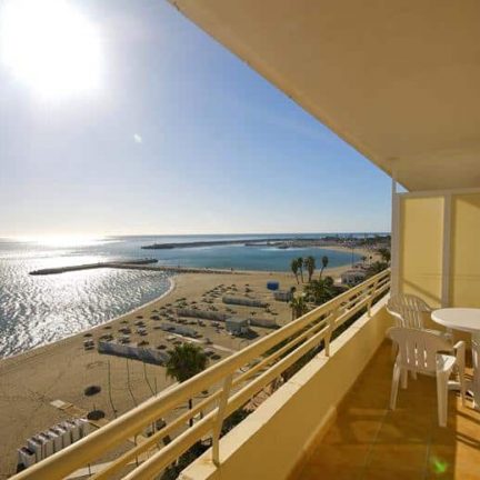 Uitzicht vanuit appartementencomplex stella maris fuengirola in spanje