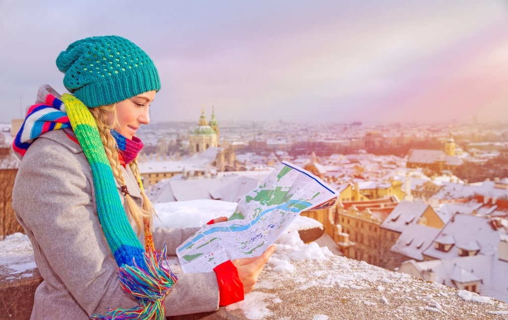 Meisje leest kaart in de winter in Praag, Tsjechië