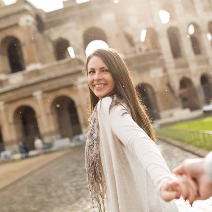 Vrouw trekt een ander mee bij het colosseum in rome, italië