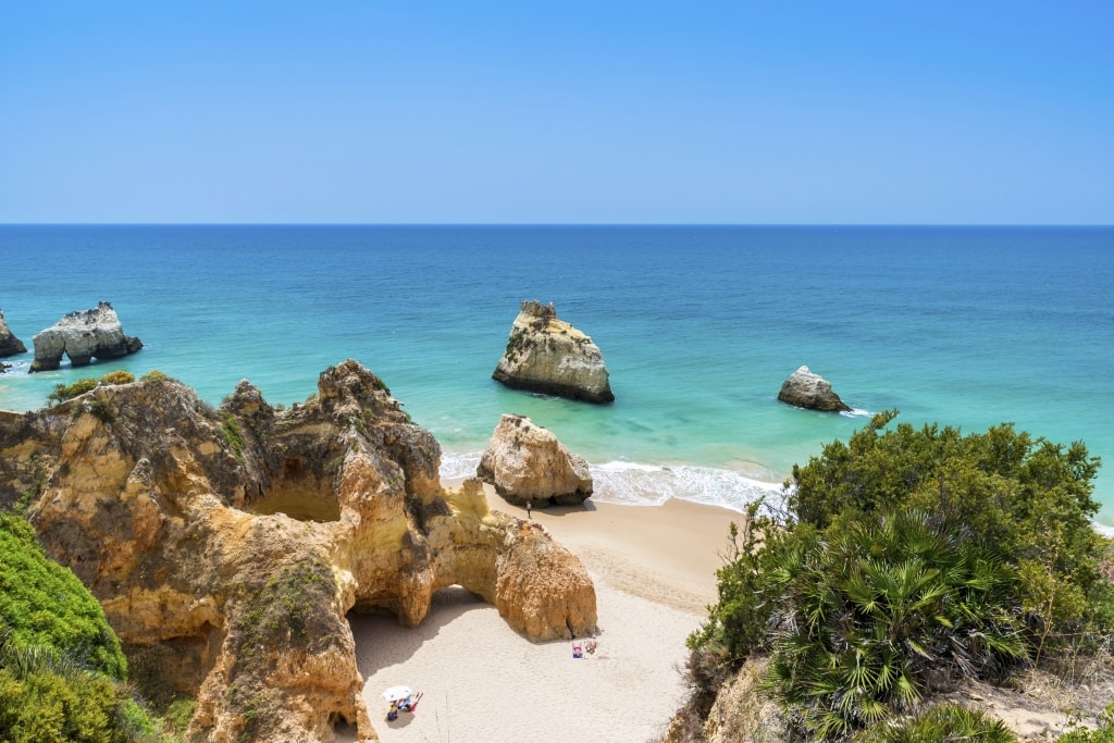 Zee, strand en rotsen in de Algarve, Portugal