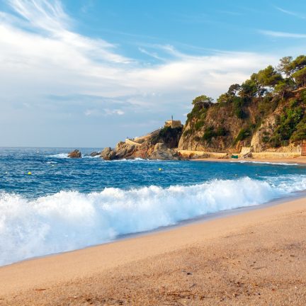 Golven op het strand aan de Costa Brava in Spanje