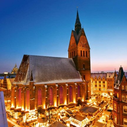 Kerstmarkt voor de kerk in hannover, duitsland