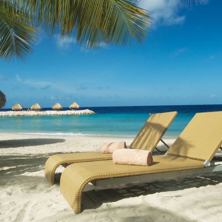 Strandstoelen op het strand van Blue Bay Curaçao Golf & Beach Resort in Sint Michiel, Curaçao