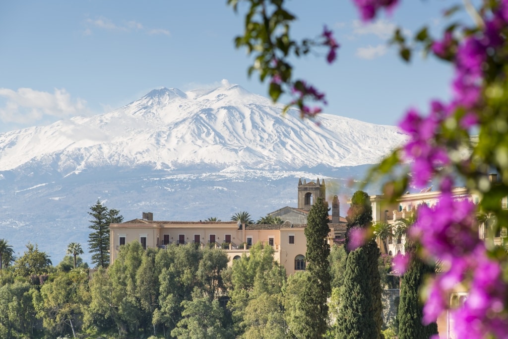 Uitzicht op de Etna vanuit Taormina, Sicilië, Italië