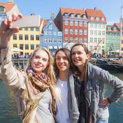 Drie vrouwen maken een selfie in kopenhagen denemarken