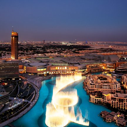fontein in de avond tussen burj khalifa en dubai mall in dubai verenigde arabische emiraten