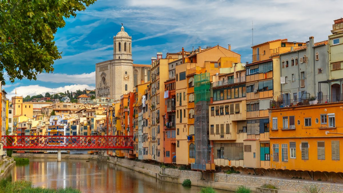 gekleurde huisjes in gerona catalonie spanje