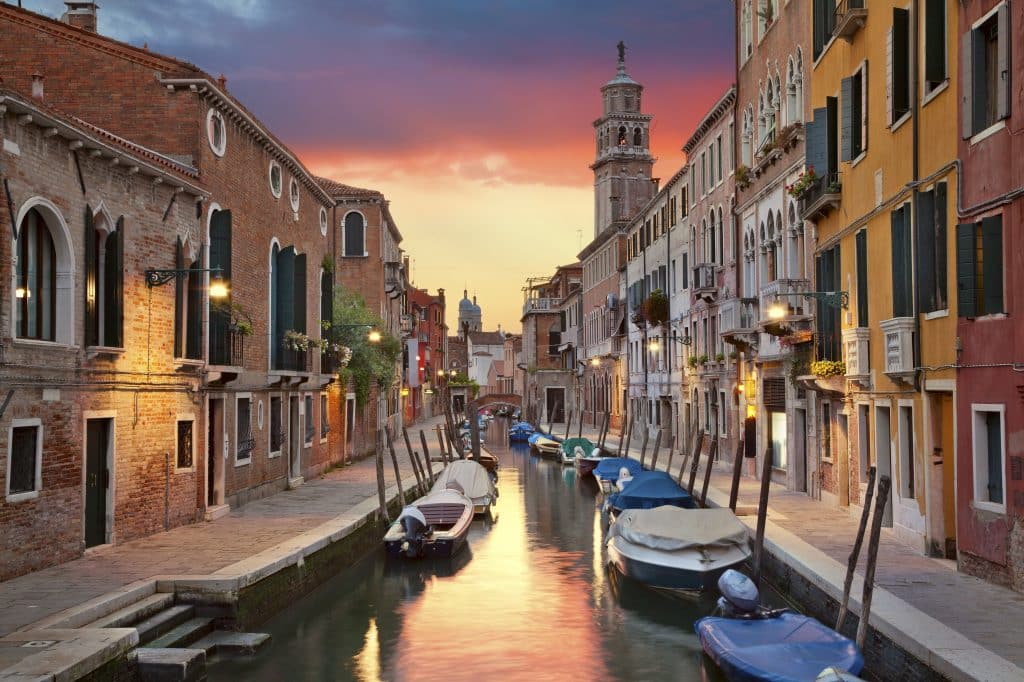 Gracht met gondels in Venetië, Italië