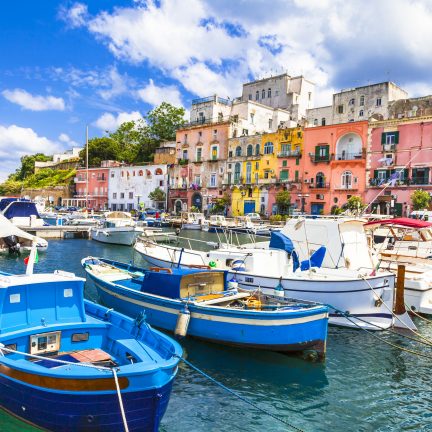Haven en huisjes in napels, italië