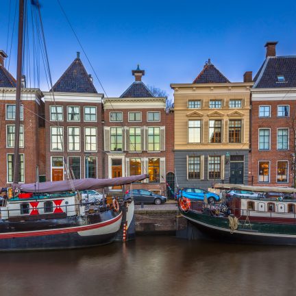 Historische boten en gebouwen in Groningen