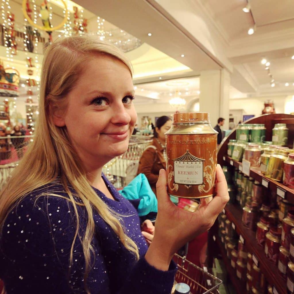 Mandy met thee in Fortnum and Mason, Londen