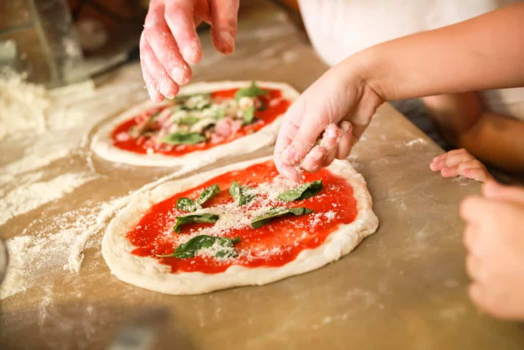 Voorbereiden van een pizza Margherita