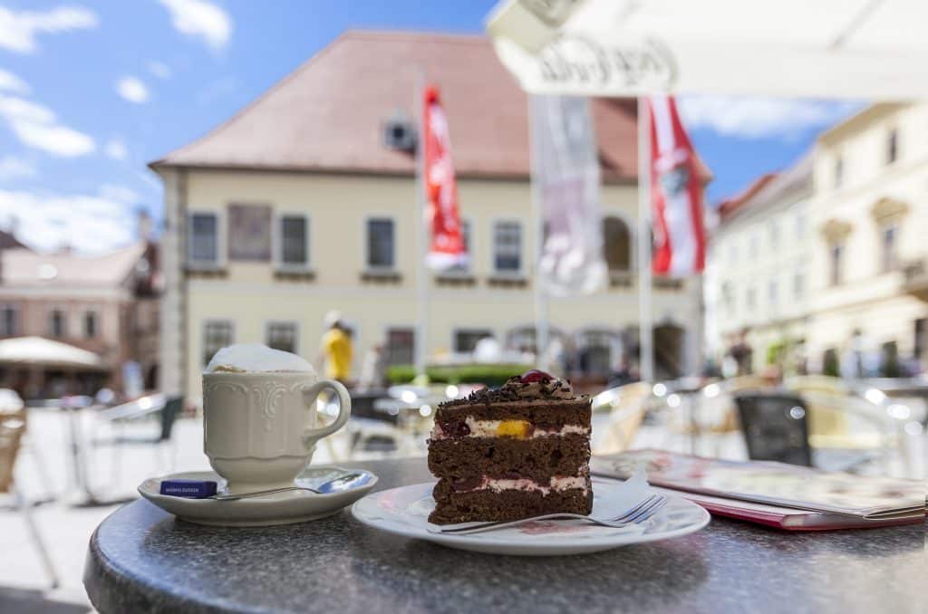 Schwarzwalder Kirsch taart op een terras in Wenen, Oostenrijk