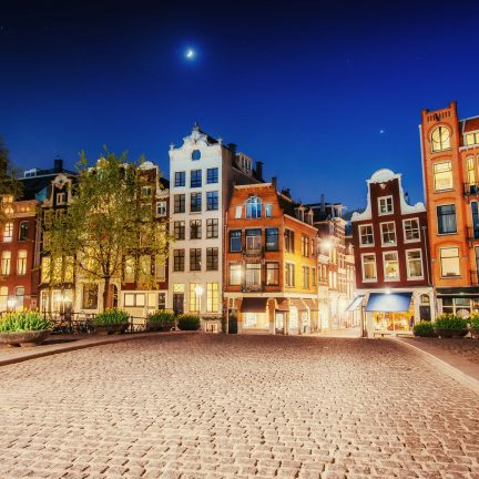 Verlichte huizen in amsterdam, noord-holland