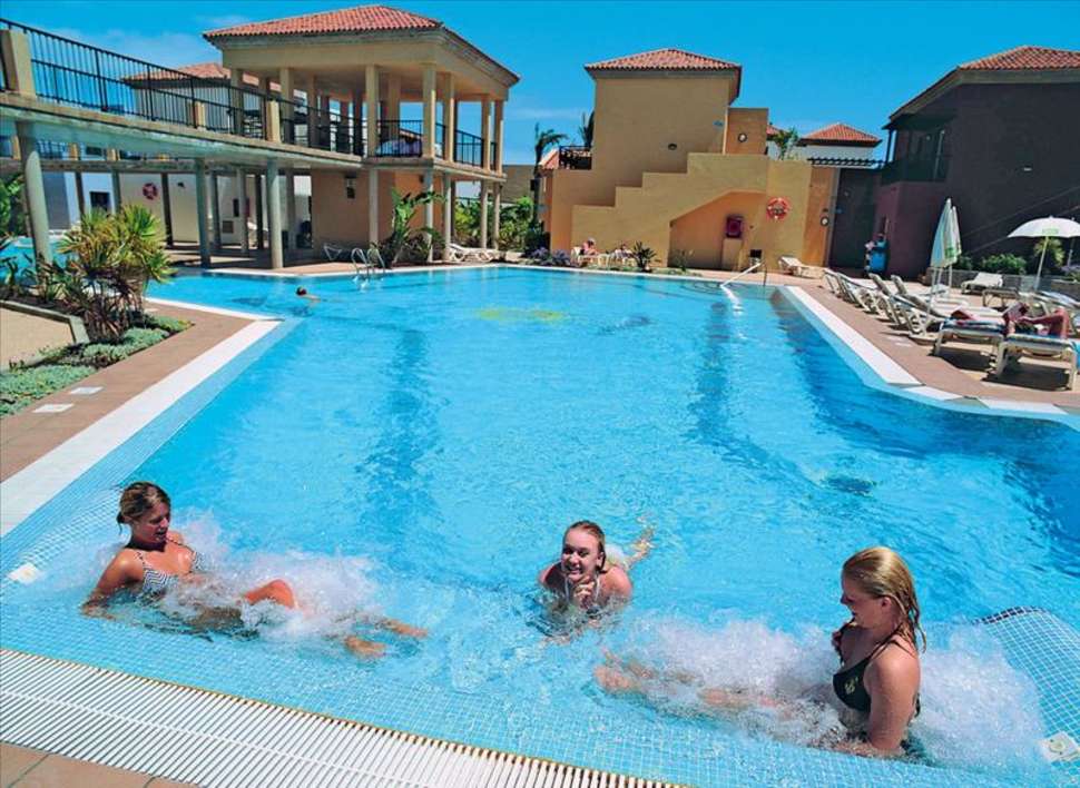Zwembad van Broncemar Beach Aparthotel in Caleta de Fuste, Fuerteventura