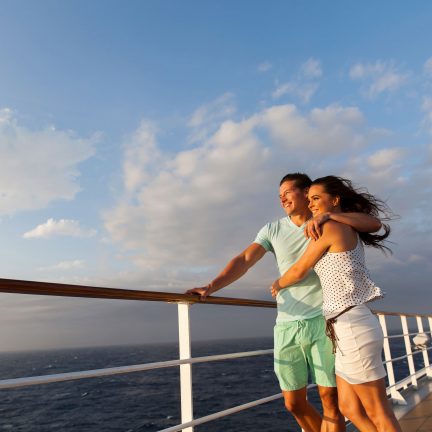 Man en vrouw op het dek van een cruiseschip