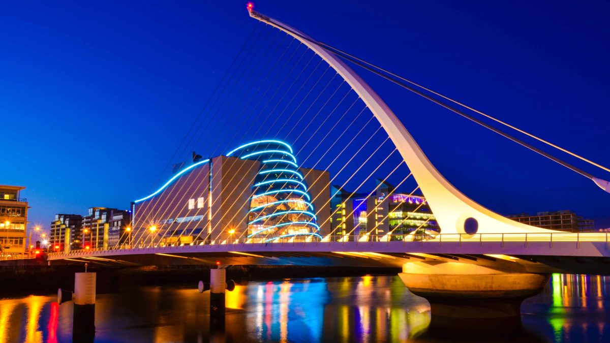 National Convention Centre and Samuel Beckett Bridge in Dublin, Ierland