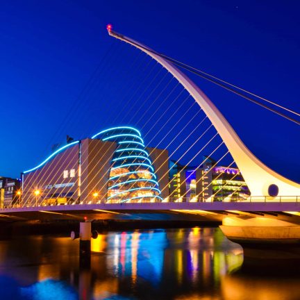 National Convention Centre and Samuel Beckett Bridge in Dublin, Ierland