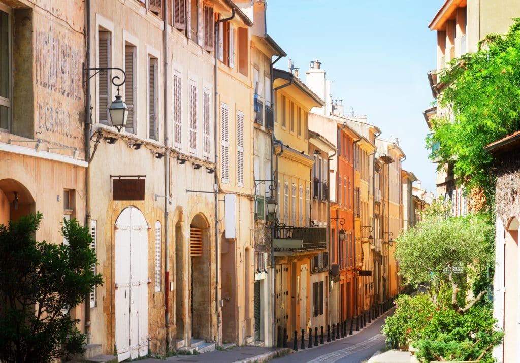 Oude straat in Nice, Frankrijk