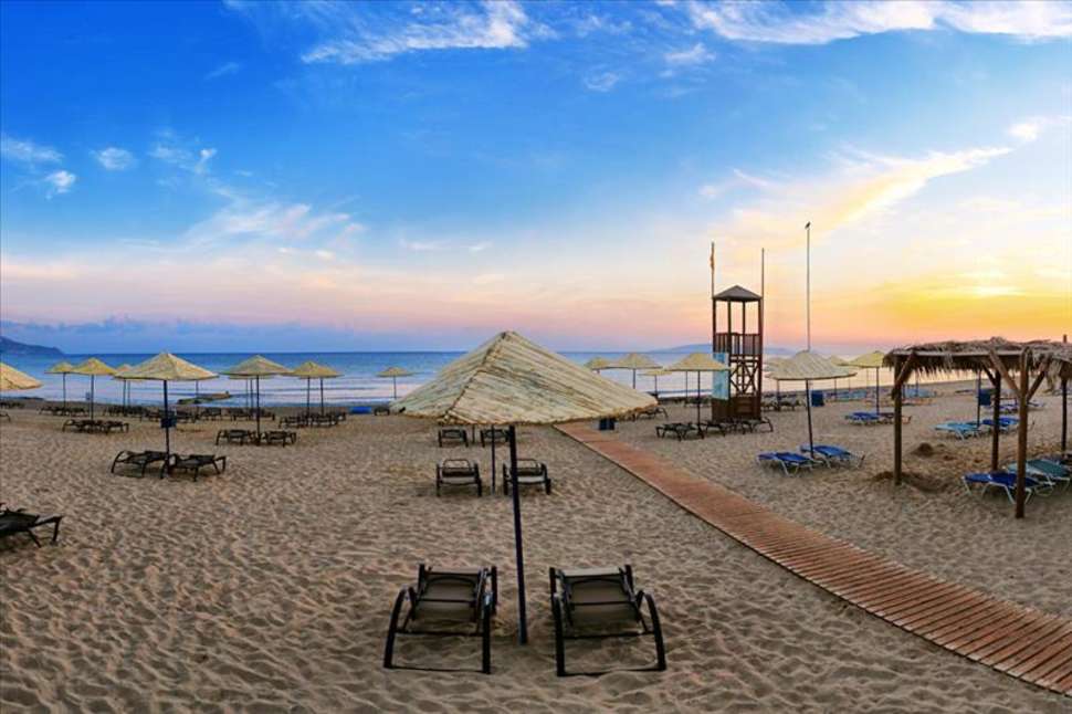 Strand van Apollonia Beach Hotel in Agia Marina, Kreta