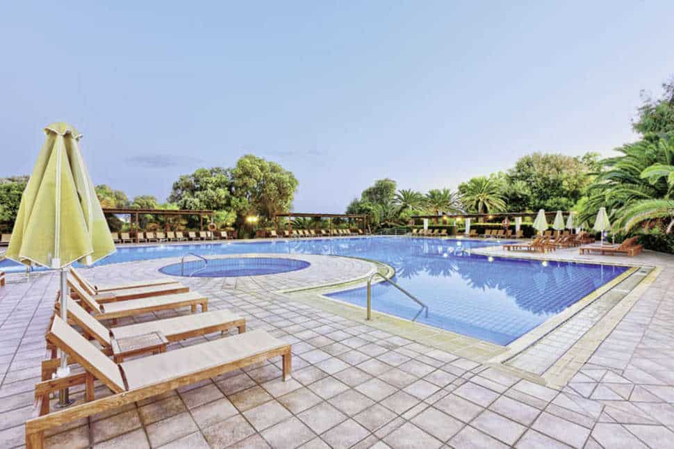 Zwembad van Apollonia Beach Hotel in Agia Marina, Kreta