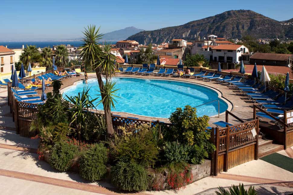 Zwembad van Grand Hotel La Pace in Sorrento, Italië