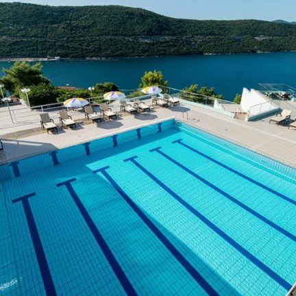 Zwembad van grand hotel neum in neum, bosnië herzegovina
