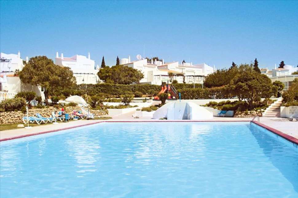 Zwembad van Senhora da Rocha in Armação de Pêra, Algarve, Portugal